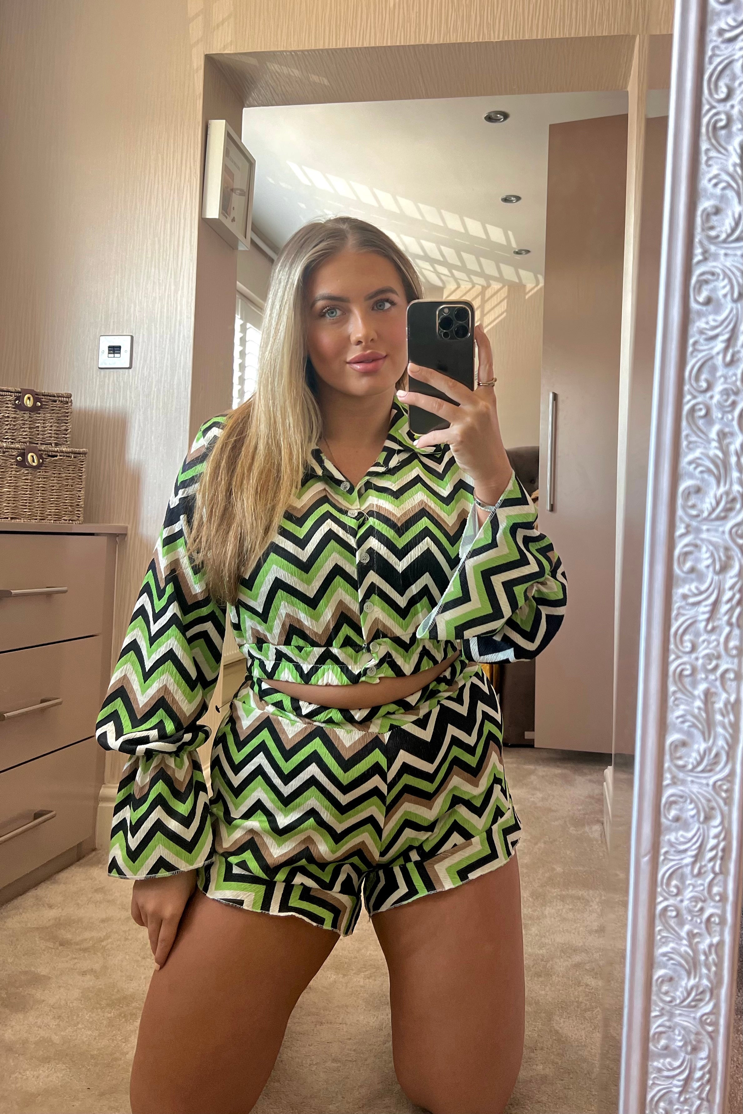 Shop Our Zigzag Print Frill Short & Shirt Cropped Coord In Shades Of Green. Elevate your holiday & summer wardrobe with our Zigzag Pattern Frill Short & Crop Shirt Matching Set.